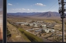 Vista aérea de despliegue de fibra óptica FTTH en barrio privado