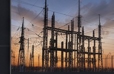 Torres de media tensión de una subestación transformadora al atardecer